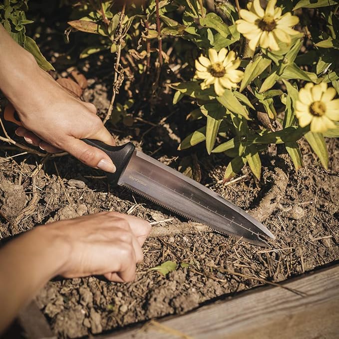 Fiskars Hori Hori Garden Knife with Sheath, Multi-Purpose Heavy Duty Gardening Hand Tool for Weeding, Planting, Digging with Hanging Hole