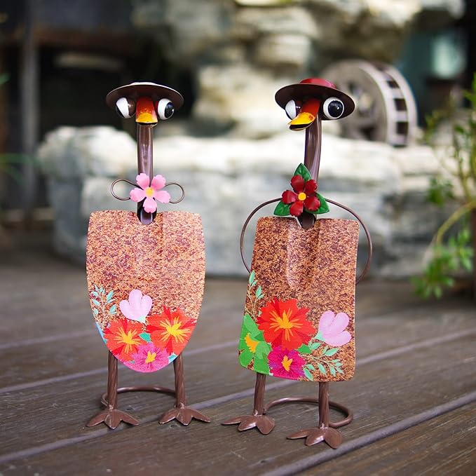 HONGLAND Duck Metal Yard Art - Duck Couple Garden Decor, Shovel Ornaments Outdoor Statue - 2 Pack Farmhouse Patio Balcony Gardening Gifts for Women