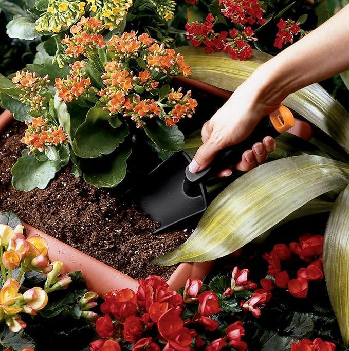 Fiskars Flower Gardening Tool Set with Floral Pruner, Trowel, Cultivator, Garden Gloves, and Ultra-Light Kneeling Cushion for Outdoor Use (5 Piece Kit)