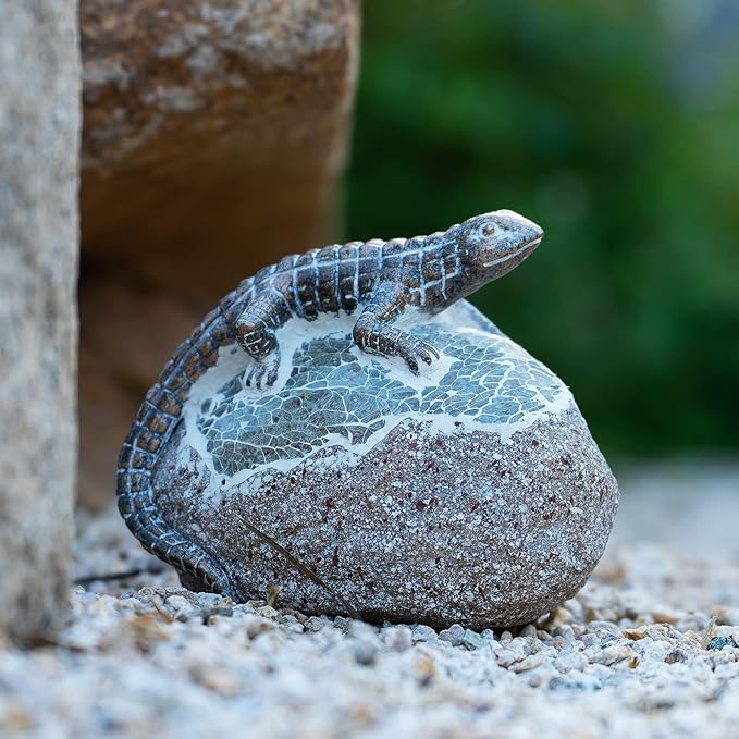 Garden Statue Lizard,Solar Lizard Decor for Outdoor,Resin Lizards Figurine with Solar Light for Patio,Balcony,Yard,Lawn Ornament,Perfect Garden Gift